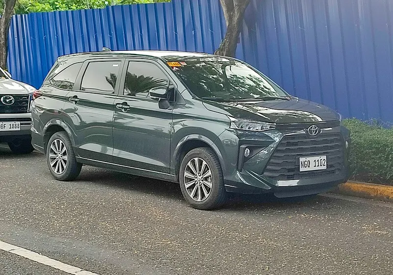 Toyota Avanza abu-abu gelap