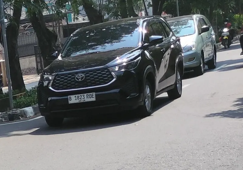 Toyota Innova Zenix hitam