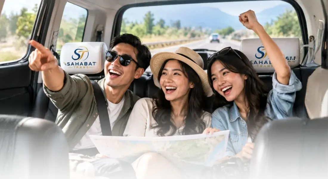 Tiga sahabat tertawa di dalam mobil sambil membuka peta
